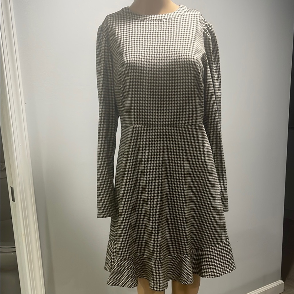 LOFT Black and White Ruffled A-Line Dress New size 6